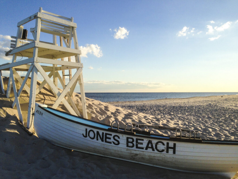   Чамац на пешчаној плажи у Њујорку