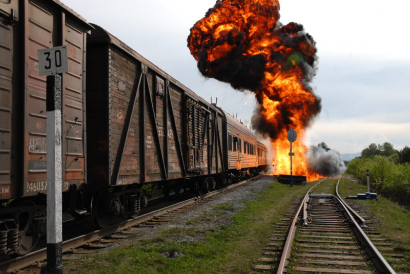   Vlak z eksplozijo blizu spredaj
