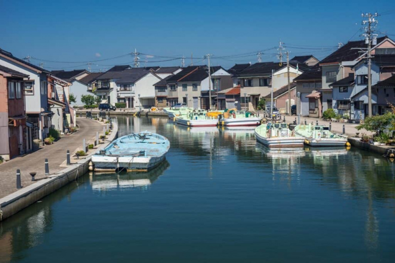   Имизу, Тојама, Јапан – 21. септембар 2021. – Мала рибарска лука на реци Хоџуучи у граду Хачиман.