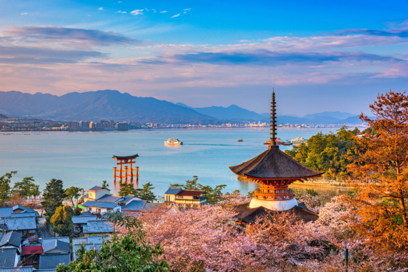   Pulau Miyajima, Hiroshima, Jepun pada musim bunga.