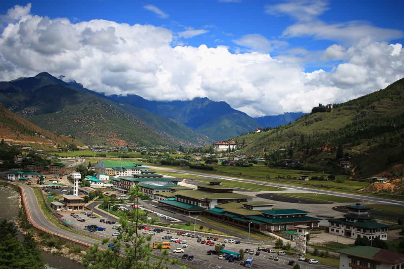   Prachtig uitzicht op de luchthaven van Paro, Bhutan