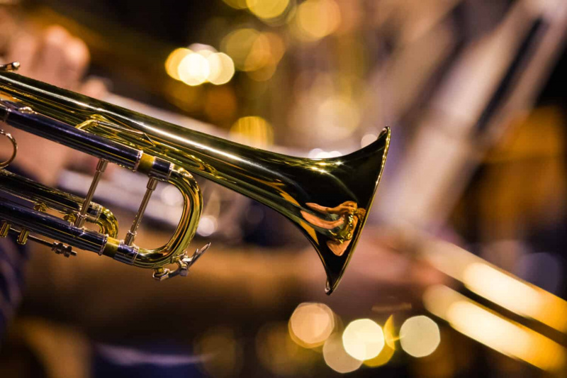   Fragment av trumpeten i orkesternärbild i guldtoner
