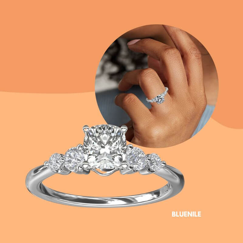   Maliit na Double Sidestone Diamond Engagement Ring