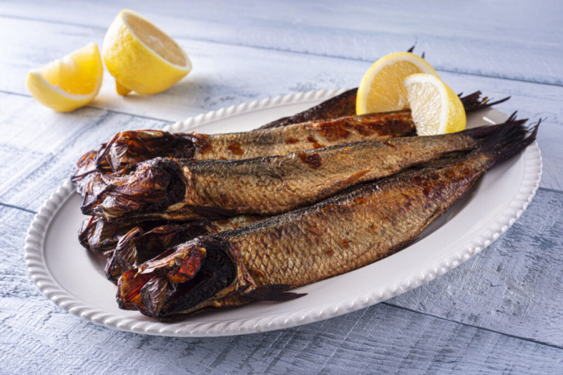 Копченая рыба и сардины: чем они отличаются?
