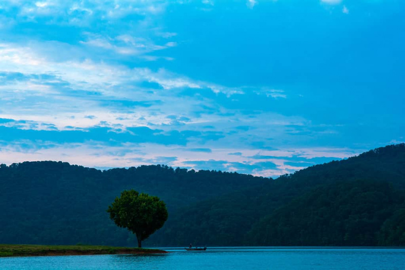   Cherokee Gölü, Tennessee'deki en iyi yüzme göllerinden biridir.