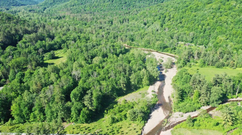 Esopus Creek flui pelas montanhas Catskill e passa por Indian Grove em Big Indian, Shandaken, Nova York, EUA