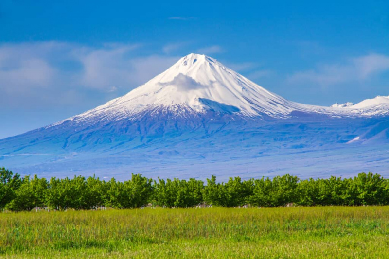  Gunung Ararat terletak di sempadan Turki, Armenia dan Iran.