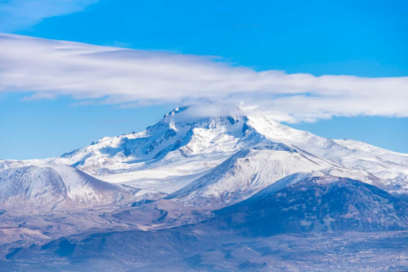   Erciyes ialah gunung berapi yang besar.