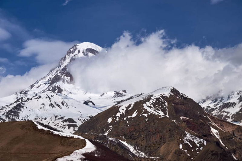   Kazbek-bjerget i skyerne