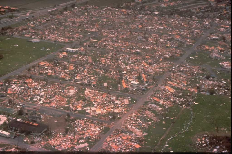   Deidės apygardos Floridoje vaizdas iš oro, kuriame matyti vieno žalingiausių uraganų JAV istorijoje padaryta žala. Uraganas Andrew padarė daug žalos namams Majamyje, palikdamas nedaug nuo jų. Per šį uraganą buvo evakuota milijonas žmonių, o 54 žuvo.