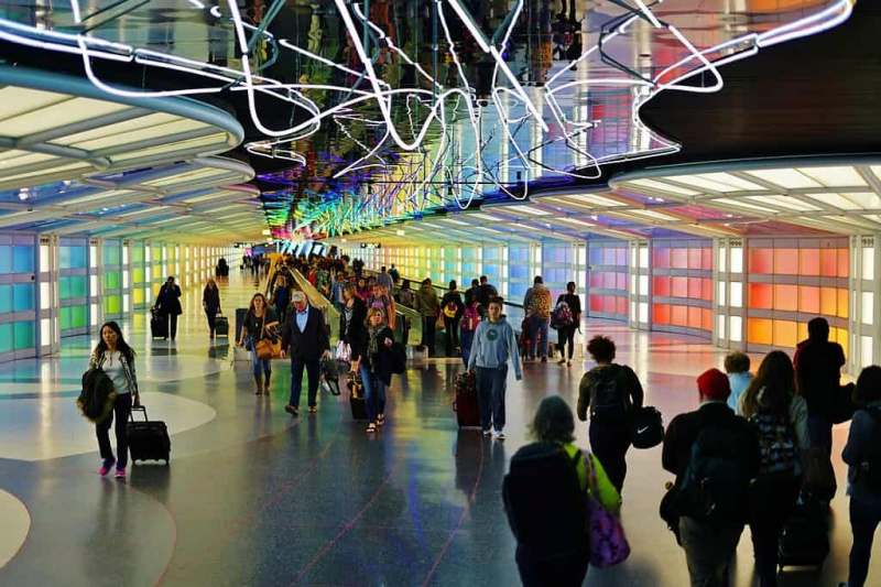   Čikaga O'Hare International Airport electric neon tunnel