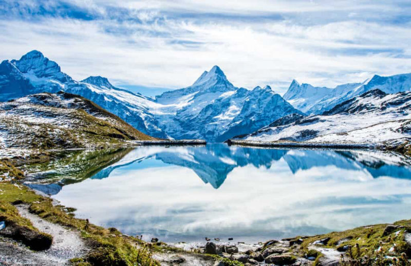   Šveicarijos Alpių vaizdas atsispindi kalnų ežere (Bachalpsee)