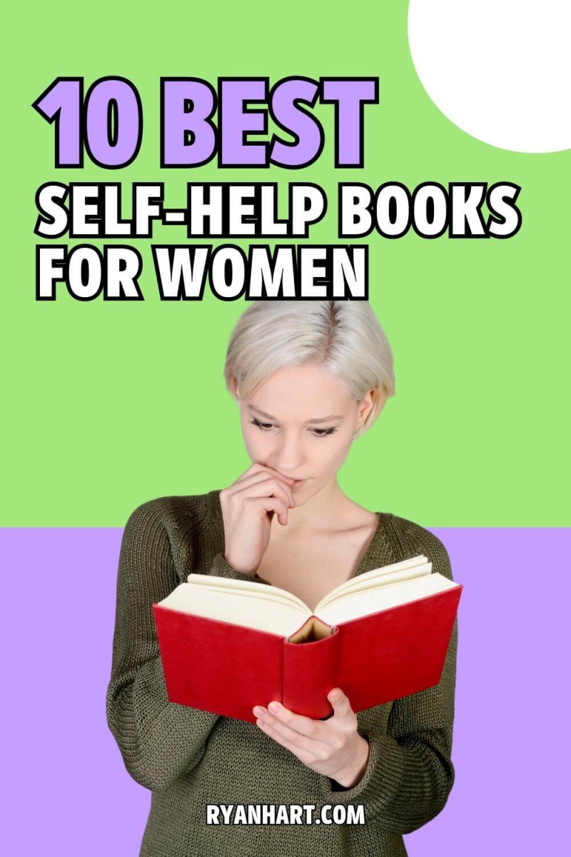   Mulher lendo um livro de autoajuda
