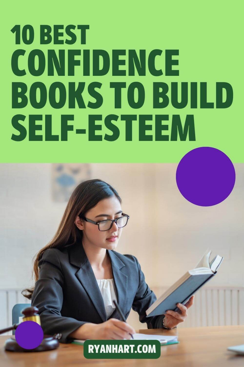   Kvinna som läser en bok för att förbättra självkänslan