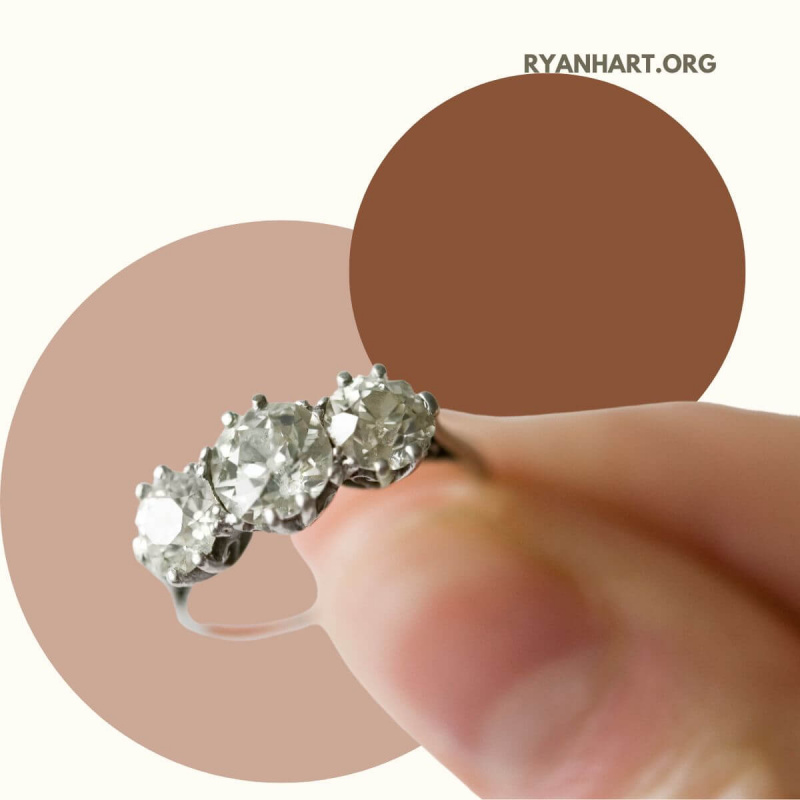   žena nosí pred zásnubný prsteň