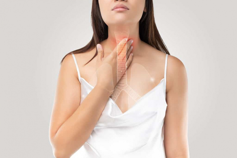   Gejala bronkitis. Ilustrasi bronkial atau tenggorokan pada seorang wanita's body, Concept with healthcare and medicine.