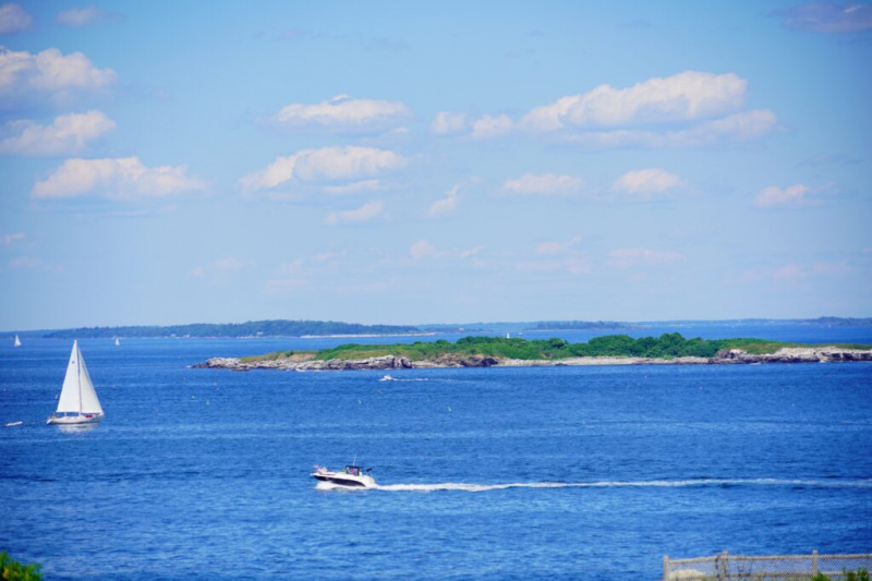   Atlanten och stranden längs kusten i Maine