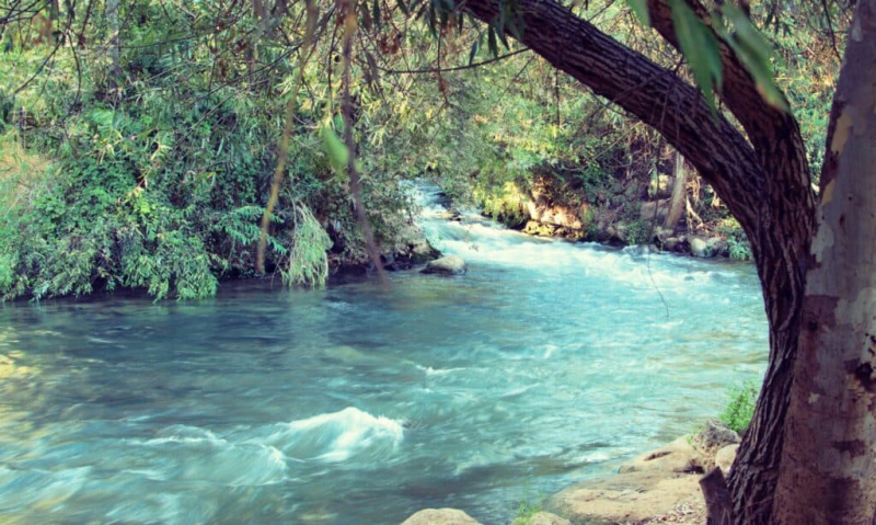 जॉर्डन नदी अपने सबसे चौड़े बिंदु पर कितनी चौड़ी है?
