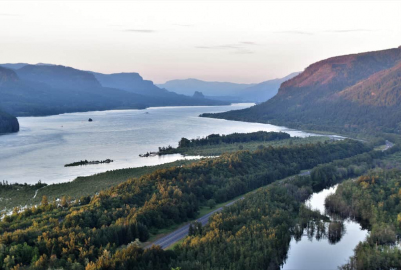 Quão largo é o rio Columbia em seu ponto mais largo?