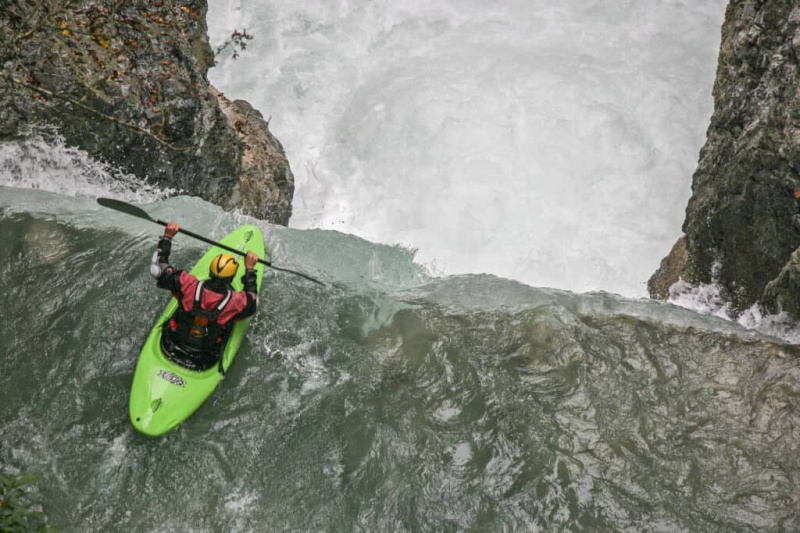 Bir Daredevil'in Kanosunu 100 Metrelik Çarpıcı Bir Şelaleden Aşağıya Sürmesini İzleyin